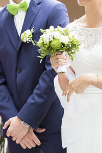 新婚夫妇白色婚纱和蓝色西装
