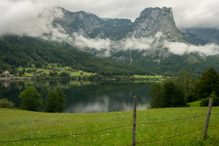 在早上，许多云彩 Grundlsee