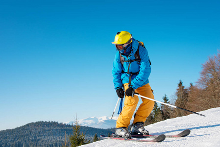 在色彩鲜艳的衣物滑雪男子滑雪