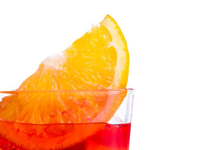 橙片上红色与白色背景上的冰块的鸡尾酒