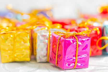 礼物的多彩和条纹包装盒系蝴蝶结