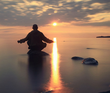 男人沉思在湖上照片
