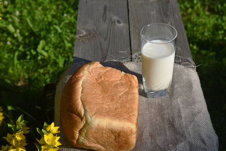 白面包和一杯牛奶