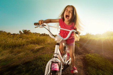 快乐有趣的女孩，在自行车上的肖像