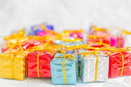 礼物的多彩和条纹包装盒系蝴蝶结