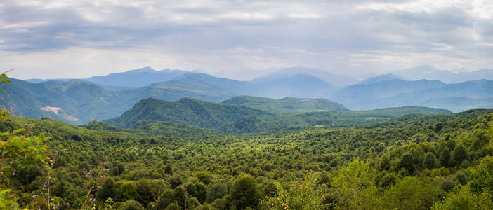 山山谷风景。俄罗斯克拉斯诺达尔地区 Adygea 共和国