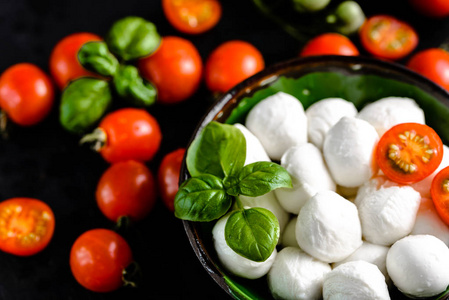 樱桃西红柿和马苏里拉，意大利食物和地中海饮食概念