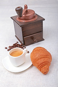 脆皮新鲜牛角包和杯咖啡浓缩咖啡白色背景 早餐 选择性焦点