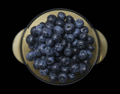 健康食品新鲜蓝莓在黑色背景上一碗