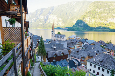 浪漫的高山村庄在奥地利哈尔施塔特