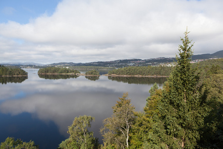 指定格里格。湖岸上是位于的 Nurdos 庄园等等。挪威