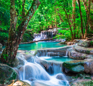 热带森林的美丽瀑布