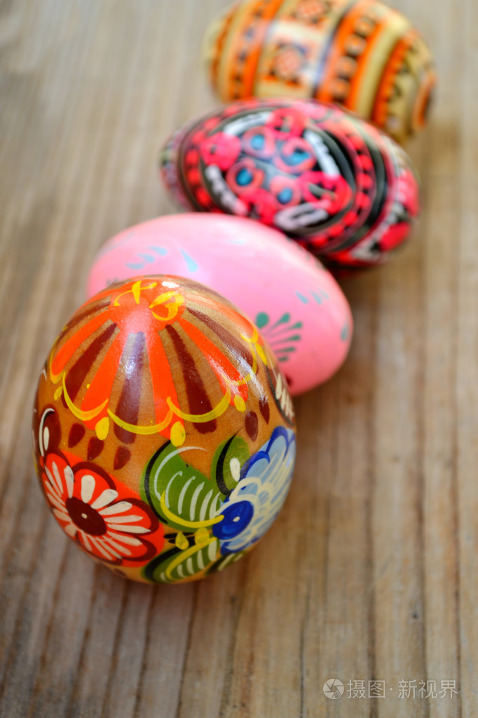 由木头制成多彩装饰的乌克兰复活节蛋 pysanka