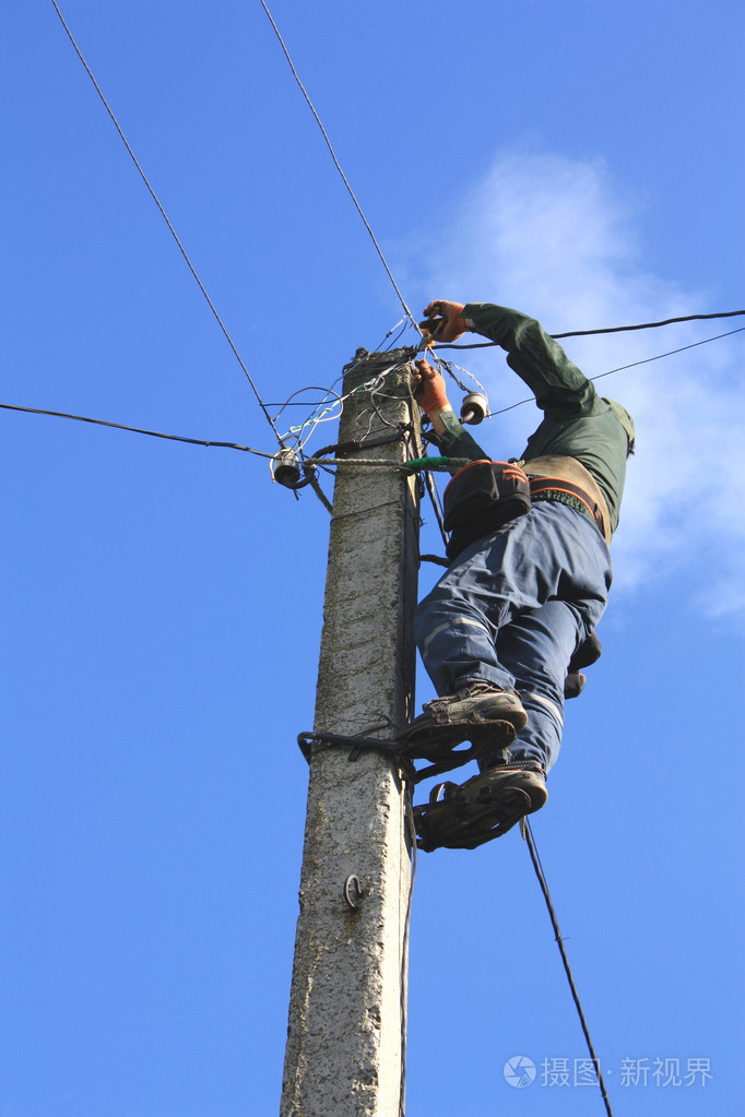 电工工作电力杆