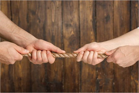 的两面勒死商人3d人物推卒爱与恨比赛-拔河-人们拉绳子黑骑士棋和白