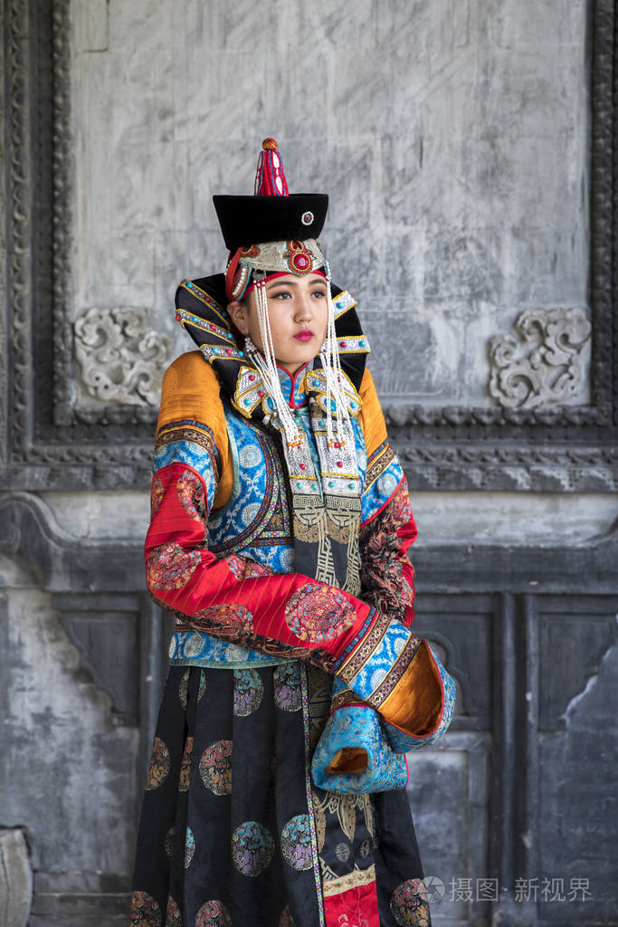 蒙古传统服饰的女子