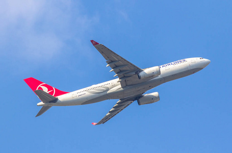 起飞的翅膀飞机起飞照片