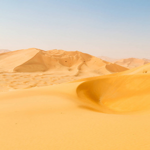 在阿曼蓝天下美丽的沙质沙漠的风景, 擦 al khali