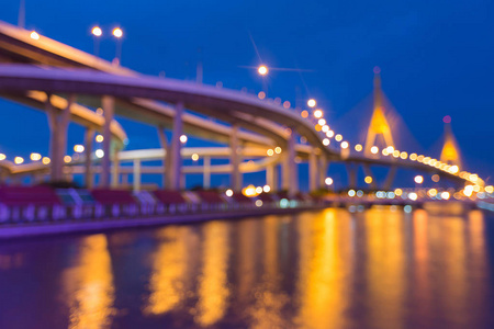 蓝蓝的夜城市繁华桥模糊散景光与水的倒影