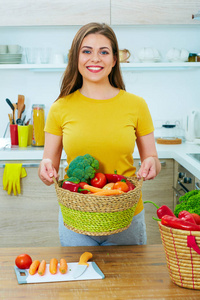 女人抱着柳条篮子与蔬菜