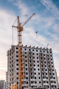 起重机和建设施工现场对蓝蓝的天空