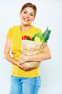 女人举行绿色素食食品袋