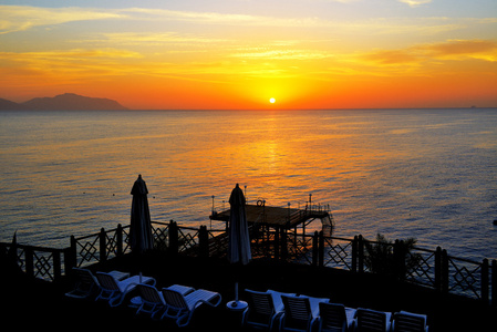 日出，沙姆沙伊赫，埃及在豪华酒店的海滩