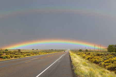 第二道彩虹双重彩虹的道路上照片