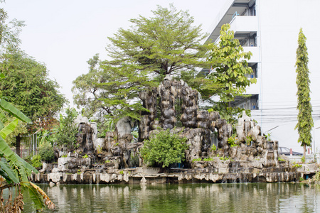 岩瀑布流水成在公园池塘