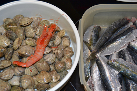 沙丁鱼和蛤蜊和鲜虾