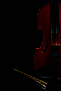 小提琴与笔记和一个黑色的背景上的蝴蝶结