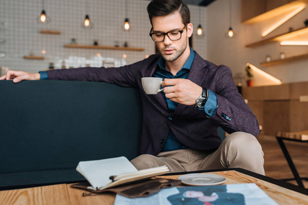 商人在咖啡厅里喝咖啡照片