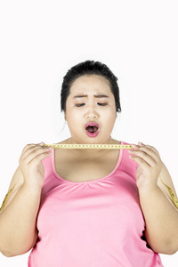 肥胖的女人用卷尺震惊图片