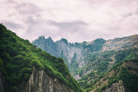 山景格之和泥泞的河流从侧面在 Lahic 村庄，阿塞拜疆 Girdimanchay Lahij yolu