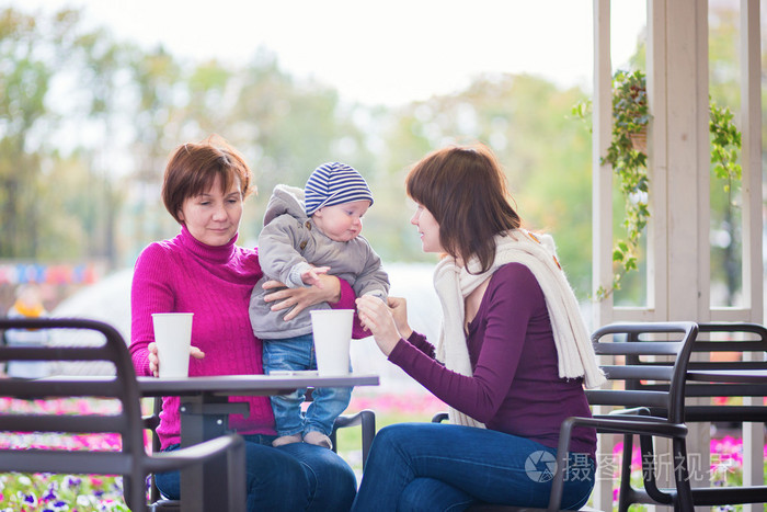 祖母 母亲和小儿子在咖啡馆