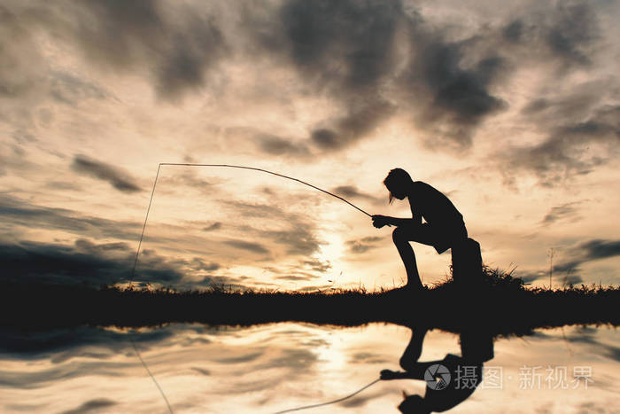 女孩在天空日落钓鱼的剪影