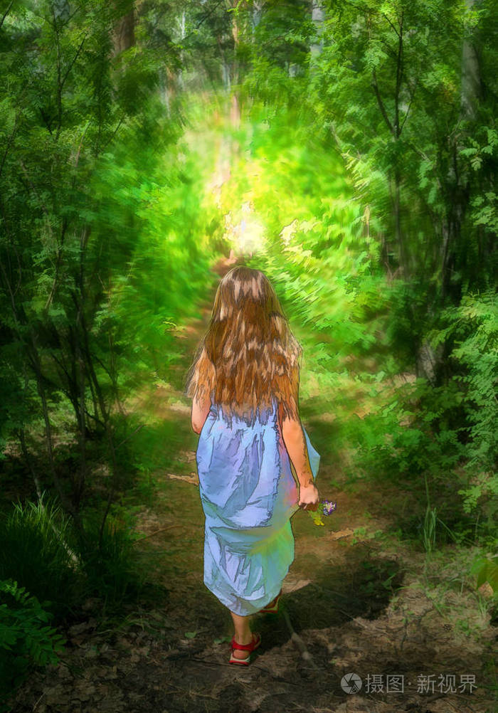 这个女孩漫步在树林中的路径