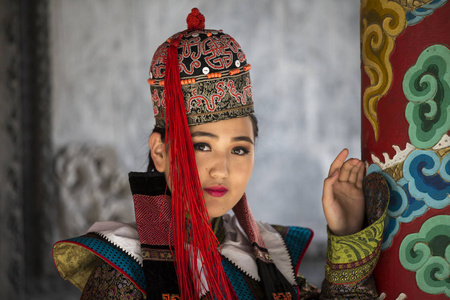 蒙古传统服饰的女子图片