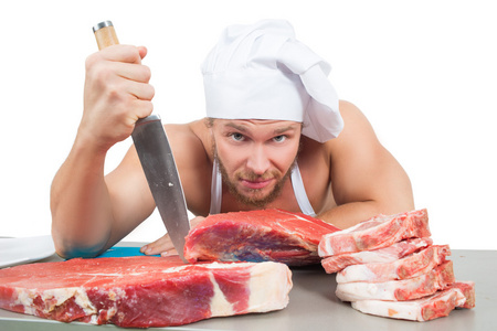 男性健美厨师切生肉照片