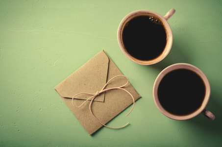 爱信 信封和粉红两杯咖啡。情人节礼物卡。水平，平躺