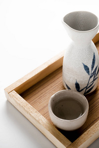 日本清酒酒具上表背景的特写图片