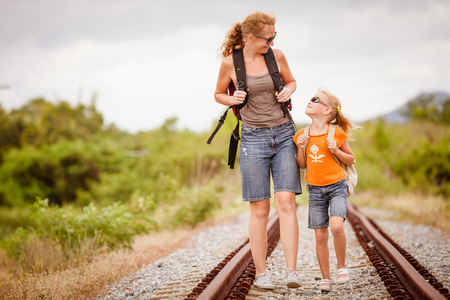 幸福的家庭,在一天时间在铁路上行走照片