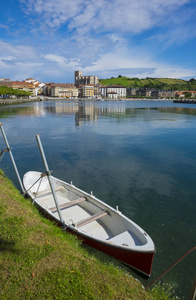 Zumaia 村反映在水中