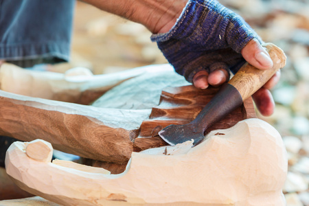 雕刻师雕刻木头的手图片
