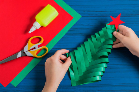 制作三维圣诞树从纸。第 10 步