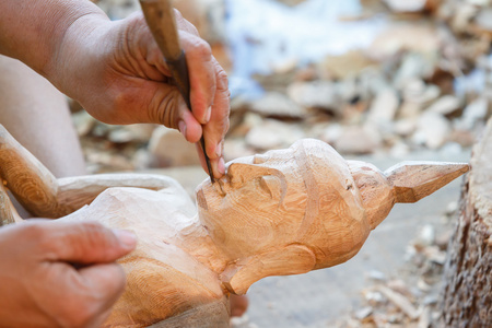 雕刻师雕刻木头的手
