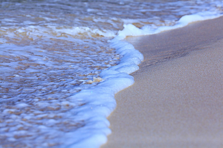 海浪冲浪海滩上