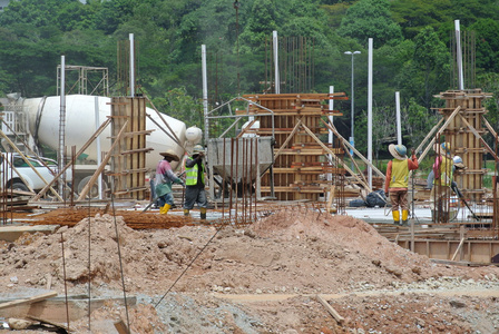 批铸造地面楼板的建筑工人图片