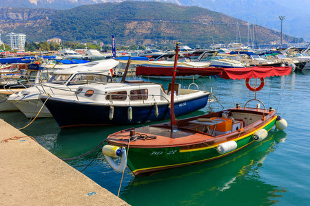 五颜六色的小船在港口布德瓦 黑山