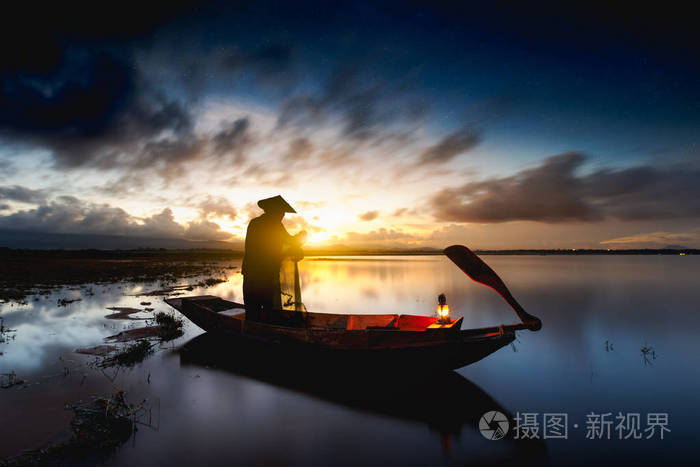 湖上的剪影渔夫